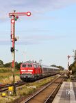 218 385 und 218 322 fahren mit IC 2311 "Nordfriesland" nach Köln in den Bahnhof Klanxbüll ein, dessen Formsignal bereits auf der Abschussliste stehen. (26.09.2025) <i>Foto: Joachim Bügel</i>