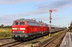 Der IC 2311 "Nordfriesland" mit 218 385 und 218 322 wird im Bahnhof Klanxbüll wegen einer Zugkreuzung ausgebremst. Mit dem Ausbau des Abschnitts nach Niebüll sollten künftig solche Betriebsverzögerungen eigentlich der Vergangenheit angehören. Das Bundesverkehrsministerium will aber offenbar den zweigleisigen Ausbau der Marschbahn sowie deren Elektrifizierung auf nach 2045 (!) verschieben. Die einzige aktuelle Modernisierung ist die Umstellung auf EStw-Technik, bei der auch die Klanxbüller Formsignale bald der Vergangenheit angehören werden. (26.09.2025) <i>Foto: Joachim Bügel</i>