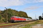 Freie Fahrt am Blocksignal des ehemaligen Bahnhof Risum-Lindholm für IC 2310 "Nordfriesland", geführt von 218 322 und 218 385. Seit den 1980er Jahren halten hier keine Züge mehr. Nachdem die hier abzweigende Bahnstrecke Flensburg-Weiche–Lindholm stillgelegt worden war, wurde der Bahnhof in eine Blockstelle mit Schrankenposten umgewandelt. (26.09.2025) <i>Foto: Joachim Bügel</i>