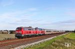 Auch westlich von Klanxbüll sind die Zeichen der Signalerneuerung unübersehbar, der neue Kabelkanal liegt bereits. Natürlich im unvermeindlichen Wolkenschaden dieseln 218 322 und 218 385 vor IC 2310 "Nordfriesland" Deutschlands nördlichster Insel entgegen.  (26.09.2025) <i>Foto: Joachim Bügel</i>