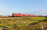 218 470 schiebt den RE 11081 nach Husum westlich von Klanxbüll. (26.09.2025) <i>Foto: Joachim Bügel</i>