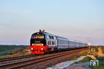 Durch einen außerplanmäßigen Lokwechsel in Niebüll tauchte etwas überraschend im letzte Licht am Friedrich-Wilhelm-Lübke-Koog die 218 497 vor dem IC 2374 "Wattenmeer" aus Stuttgart auf. (26.09.2025) <i>Foto: Joachim Bügel</i>