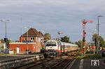 Bei der Einfahrt des IC 2311 "Nordfriesland" mit 218 497 hatte der Sonnengott doch noch ein Einsehen und ließ sich kurz blicken. (27.09.2025) <i>Foto: Joachim Bügel</i>