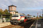 218 497 fährt mit IC 2311 "Nordfriesland" in den Bahnhof Niebüll ein. Der über 100 Jahre alte ehemalige Wasserturm wird heute als 1-Zimmer-Hotel genutzt. (27.09.2025) <i>Foto: Joachim Bügel</i>