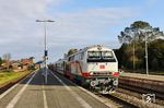 Im Bahnhof Niebüll nahm der IC 2311 die Kurswagen des IC 2313 aus Dagebüll Mole auf. Ab dem Winterfahrplan 2025/26 wird die Kurswagenverbindung auch Geschichte sein. Nebenbei fanden sich an diesem Samstag rund 15 Fotografen im Bahnhof Niebüll ein, die unbedingt diese 218 von zweifelhafter Schönheit aufnehmen wollten - schlimmer als bei jeder Dampflokfahrt. (27.09.2025) <i>Foto: Joachim Bügel</i>