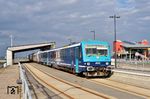 RDC 629 003/628 903 hat in Dagebüll Mole die Kurswagen des IC 2393 übernommen, die in Niebüll auf den IC 2313 nach Stuttgart übergehen werden. Nach mehr als 100 Jahren beendete die Deutsche Bahn diesen Service am 13. Dezember 2025. (30.09.2025) <i>Foto: Zeno Pillmann</i>