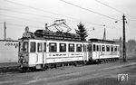 Tw 399 (Typ V) mit Bw 1396 (Typ v) als Einsatzwagen auf der Linie 25 (Bad Homburg - Heddernheim - Frankfurt/M Goetheplatz) in Frankfurt-Heddernheim. (02.1964) <i>Foto: Gerhard Karl</i>