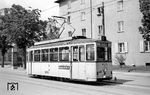 Als Gerhard Karl im Mai 1964 die Straßenbahn in Regensburg besuchte, lag sie bereits in den letzten Zügen. Auf der Linie 1 von Prüfening nach Pürkelgut wurde bis 1. August 1964 ein Auslaufbetrieb aufrecht erhalten. Tw 48 gehörte zu den modernsten Regensburger Wagen, die 1955 im Rahmen von Plänen zum zweigleisigen Ausbau nach Kumpfmühl bei Rathgeber in München bestellt und 1956 ausgeliefert wurden. Nach der Stilllegung der Straßenbahn wurden die Verbandswagen günstig an die Straßenbahn Darmstadt verkauft und dort noch längere Zeit eingesetzt. (05.1964) <i>Foto: Gerhard Karl</i>