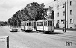 An der Endhaltestelle in Pürkelgut umfährt Triebwagen 40 auf der letzten verbliebenen Regensburger Straßenbahnlinie 1 nach Prüfening den Beiwagen 74. (05.1964) <i>Foto: Gerhard Karl</i>