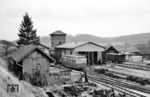 Blick auf Lokschuppen und Werkstatt der Härtsfeldbahn in Neresheim. Nach Stilllegung der Bahn befand sich bis Mai 2007 darin der Bauhof der Stadt Neresheim. Inzwischen konnte der Härtsfeld-Museumsbahn-Verein den Schuppen übernehmen und im Frühjahr 2001 sogar die ehemalige Grube wieder reaktivieren. (17.03.1967) <i>Foto: Gerhard Karl</i>