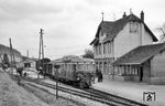 T 31 mit G 315 nach Aalen im Bahnhof Neresheim. Zum Aufnahmezeitpunkt 1967 zahlten die Landkreise Aalen, Heidenheim und Dillingen sowie die Stadt Dillingen einen jährlichen Zuschuss von 50.000 bis 100.000 Mark zum Ausgleich des Defizits der Bahn. Die Fahrgastzahl ging immer weiter zurück und lag im Jahr 1971 bei nur noch 114.000 Reisenden. Möglicherweise befeuerte auch die WEG selbst das Ende der Bahn, da sie einen parallelen Busverkehr betrieb und werktags kein Zugpaar mehr zwischen Neresheim und Aalen anbot. Die Weigerung des Landkreises Heidenheim Ende 1971, weitere Zuschüsse zu leisten, führte zum 25. April 1972 zu einem Stilllegungsantrag seitens der Betreibergesellschaft. (17.03.1967) <i>Foto: Gerhard Karl</i>