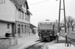 T 30 steht am Bahnsteig auf Gleis 1 in Neresheim für den GmP 368 nach Dillingen (Donau) bereit. Links hinten sieht man die Denkmallok 11. (17.03.1967) <i>Foto: Gerhard Karl</i>