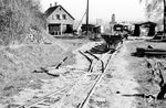 Die Lorenbahn der Ziegelei Dechbetten in Regensburg. Für Ton, Gesteine, Sande und Erden liegt hier noch Abbaugenehmigung bis 2029 vor. Der Betrieb der nahe gelegenen Ziegelei wurde 1997 eingestellt. (09.04.1974) <i>Foto: Gerhard Karl</i>