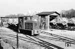 Eine weitere Kleinlok der Diepholzer Maschinenfabrik Fritz Schöttler GmbH, kurz DIEMA, auf dem Werksgelände der Friedrich-Zeche in Regensburg-Dechbetten. Die Eisenbahn war für den Gütertransport der Zeche in früheren Zeiten nicht nur für interne Transporte bedeutend, sondern auch der Gleisanschluss an das überregionale Netz für den Absatz existenziell wichtig. Die Ziegelei Regensburg in der Friedrich-Zeche wurde bereits 1905 vom Bahnhof Prüfening aus an das überregionale Bahnnetz angeschlossen. (07.04.1978) <i>Foto: Gerhard Karl</i>