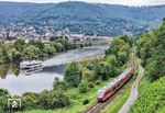 Bei Miltenberg überholt 642 192 mit einem Schwesterfahrzeug als RE 4395 nach Crailsheim das Fahrgastschiff "Sivota" (Baujahr 1989), das Tagesausflüge der Miltenberger Reederei Henneberger auf dem Main organisiert. (26.09.2025) <i>Foto: Joachim Schmidt</i>
