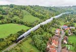 023 058 erinnerte mit einem Sonderzug an das 50 Jahre zurückliegende Dampfende im Taubertal. Wie in alten Zeiten fuhr ein (Sonder-)Zug von Würzburg nach Crailsheim, der hier in Vorbachzimmern angedampft kommt. (27.09.2025) <i>Foto: Joachim Schmidt</i>
