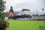 Wie vor 50 Jahren beim Laudaer Dampflokabschied war auch diesmal das Wetter eher bescheiden. 023 058 ist mit der authentischen Abschiedsbeschriftung von damals bei Schrozberg unterwegs. (27.09.2025) <i>Foto: Atijana Schmidt</i>