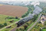 Ein Vorteil des nass-trüben Wetters ist, dass es eine gute Dampfentwicklung gibt. So kommt 023 058 mit Sonderzug Dz 27797 nach Crailsheim ordentlich bei Schrozberg angeräuchert. (27.09.2025) <i>Foto: Joachim Schmidt</i>