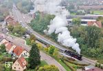Nach einer Zugkreuzung verlässt 023 058 in Erinnerung an die letzten Dampfzüge rund um Lauda den Bahnhof Rot am See. (27.09.2025) <i>Foto: Joachim Schmidt</i>