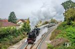 Ausfahrt des Sonderzuges Dz 27797 nach Crailsheim mit 023 058 in Rot am See, der das Ereignis des Dampfabschiedes von vor 50 Jahren nachstellte. (27.09.2025) <i>Foto: Atijana Schmidt</i>
