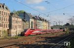 Der durch Wuppertal umgeleitete Eurostar 4321 als THA 9450 nach Paris Nord vor der bekannten Gründerhauszeile in Wuppertal-Oberbarmen. (28.09.2025) <i>Foto: Wolfgang Bügel</i>