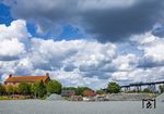 Weiß-blauen Himmel gibt es nicht nur in Bayern: erixx 526 020 als RB 11973 nach Kiel auf der Rendsburger Hochbrücke. (04.07.2025) <i>Foto: Thorsten Eichhorn</i>