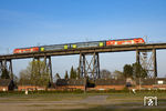 Mit 445 010 und 445 005 sind hier auf der Rendsburger Hochbrücke zwei verkehrsrote Exoten unterwegs, die vorher in Mecklenburg-Vorpommern im Einsatz waren. Sie sind mit Zwischenwagen in der ehemaligen NAH.SH-Farbgebung unterwegs. (13.04.2025) <i>Foto: Thorsten Eichhorn</i>