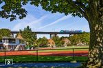 Ein 526 der Nordbahn auf der Rendsburger Hochbrücke über dem Sportplatz Nobiskrug des Fußballclubs Borussia 93 Rendsburg. (08.09.2025) <i>Foto: Thorsten Eichhorn</i>