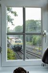 Jeden Freitag fährt ein Containerzug, der mit einer der SEL-Lokomotiven bespannt ist, durch Rendsburg. Am 5. Juli 2024 war es 181 211, die den Zug bespannte. Angesichts der Wetterlage war auch der Fotograf froh, dass er im geschützten Raum des ehemaligen Wärter-Stellwerk "Rn" direkt am Rendsburger Bahnhof stand. Das Stellwerk war im Mai 1983 durch neue Technik ersetzt und für den Bahnbetrieb somit entbehrlich geworden. Kurz vor dem Abriss des Stellwerkes übernahm Thorsten Eichhorn (der Fotograf!) für den Verein Rendsburger Eisenbahnfreunde für eine D-Mark das Stellwerk. Das Gebäude wurde in vielen Arbeitsstunden unter der Leitung von Werner Hansen restauriert und wird heute als Werkstatt und Vereinshaus genutzt. (05.07.2024) <i>Foto: Thorsten Eichhorn</i>