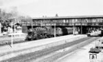18 603 vom Bw Lindau vor E 4869 im (alten) Bahnhof Radolfzell. Im Jahr 1966 wurde der Umbau des Bahnhofs geplant, was 1967 umgesetzt wurde. Dabei wurde das alte Empfangsgebäude abgerissen und 1970 durch einen Neubau ersetzt. Der Übergang über die Gleise ist seitdem auch Geschichte. (10.08.1963) <i>Foto: Karl Wyrsch, Slg. D. Ammann</i>