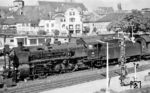 Ausfahrt des E 4869 nach Singen (Htw) mit der Lindauer 18 603 aus Radolfzell. (10.08.1963) <i>Foto: Karl Wyrsch, Slg. D. Ammann</i>