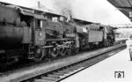 Im Bahnhof Singen (Htw) warten 38 1780 vom Bw Radolfzell und die Vorspannlok 18 603 vom Bw Lindau auf die Abfahrt vor E 4870 zum Bodensee.  (10.08.1963) <i>Foto: Karl Wyrsch, Slg. D. Ammann</i>