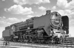 100 Jahre Baureihe 01: Im Jahr 2025 feierte die wohl berühmteste Einheitsloks der Deutschen Reichsbahn ihren 100. Geburtstag. Mit den charakterischen großen Windleitblechen, dem wuchtigen Kessel und den beeindruckenden 2 m Rädern war sie über Jahrzehnte der Inbegriff einer kraftvollen Schnellzuglok. Hier stellt sich die am 17. Januar 1926 von Borsig in Berlin-Tegel ausgelieferte Urahnin der Baureihe im Bw Köln Bbf dem Fotografen. Das bekannte (retuschierte) Bellingrodt-Bild (vgl. Bild-Nr. 79055) wurde nachträglich mit einem neuen Himmel aufgepeppt. (20.09.1932) <i>Foto: DLA Darmstadt (Bellingrodt)</i>