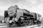 01 003 im Ablieferungszustand mit Gaslaternen, vorne liegenden Pumpen und Windleitblechen alter Bauart im Bw Hamm (Westf). Nach der Abnahme am 10.02.1926 vom EMA Berlin 3 im Bw Berlin Anhalter Bf wurde sie zunächst dort hinterstellt. Am 11.12.1926 begann ihre aktive Zeit in Hamm (Westf).  (15.05.1929) <i>Foto: DLA Darmstadt (Maey)</i>