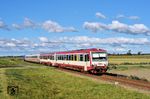 NEG VT 71 (VT 628, Duewag, Baujahr 1995) mit den Kurswagen des IC 2312 aus Köln am Kleilandsdeich kurz vor Dagebüll. (25.09.2025) <i>Foto: Zeno Pillmann</i>