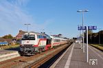 218 497 beim planmäßigen Halt des IC 2311 nach Köln im Bahnhof Niebüll. Zur Aufnahme der Kurswagen aus Dagebüll Mole hielt der Zug hier bis zum Winterfahrplan 2025/26 von 9.59 Uhr bis 10.13 Uhr. Mit Wegfall der Kurswagen wurde der Halt auf zwei Minuten in der neuen Fahrplanlage des Zuges (10.29/31 Uhr) verkürzt. (29.09.2025) <i>Foto: Zeno Pillmann</i>