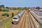 Der längere Aufenthalt des IC 2311 "Nordfriesland" im Bahnhof Niebüll ermöglichte bislang eine entspannte Zugververfolgung, sodass der Zug problemlos hinter Niebüll, hier in der Bahnhofsausfahrt in Höhe der Autoverladeanlage nach Sylt, erneut fotografiert werden konnte. (29.09.2025) <i>Foto: Zeno Pillmann</i>