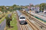 Nach Aufnahme der Kurswagen des IC 2393 aus Dagebüll Mole dieselt 218 497 mit dem IC 2375 nach Stuttgart aus dem Bahnhof Niebüll. (02.10.2025) <i>Foto: Zeno Pillmann</i>