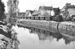 99 672 rollt mit einem Personenzug nach Heilbronn Süd in Murr an der Murr entlang. (08.1958) <i>Foto: Jürgen Hagemann, Slg. R. Garn</i>