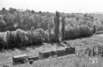 Mit einer Streckenlänge des Schmalspurabschnitts von rund 34 Kilometern war die Bottwartalbahn die längste Schmalspurstrecke der Königlich Württembergischen Staatseisenbahnen. Das erste Teilstück zwischen Marbach (Neckar) und Beilstein wurde 1894 eröffnet, im November 1899 folgte die Verlängerung bis Ilsfeld und im Dezember 1900 das Reststück bis zum Bahnhof Heilbronn Süd. Der Niedergang kam in den 1960er Jahren, da trotz des hohen Verkehrsaufkommens eine Modernisierung unterblieb und der stetig wachsende motorisierte Individualverkehr sowie die parallel geführte Bahnbus-Linie zur frühzeitigen Einstellung des Personenverkehrs führte. Diese erfolgte am 26. September 1966, der Güterverkehr folgte am 31. Dezember 1968. 99 680 ist mit einem GmP zwischen Talheim und Sontheim, kurz hinter dem Schotterwerk am Rauhen Stich, unterwegs. (08.1957) <i>Foto: Jürgen Hagemann, Slg. R. Garn</i>