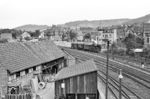 Parallel zur Bahnstrecke Neckarelz–Osterburken fährt auf der meterspurigen Schmalspurbahn aus Mudau 99 7201 mit P 3091 in Mosbach (Baden) ein. (05.1959) <i>Foto: Jürgen Hagemann, Slg. R. Garn</i>