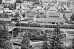 Neustadt im Schwarzwald hatte früher den besonderen Reiz, dass dort viele Züge einen Lokwechsel hatten. Dadurch waren im August 1958 gleich drei badische VI c dort anzutreffen: Im Bahnhof steht 75 412 vor dem E 590 nach Freiburg (Brsg), im Bw warten 75 482 und 75 438 auf neue Aufgaben. (07.1958) <i>Foto: Jürgen Hagemann, Slg. R. Garn</i>