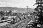 Blick von der Nürtinger Straße auf die aus Metzingen (Württ) mit E 4584 nach Stuttgart ausfahrende E 17 108. Vor dem Kirchturm der modernen St. Bonifatiuskirche ist das Gebäude der traditionsreichen Enzian-Seifenfabrik Bazlen zu sehen, die von 1857 bis 2016 existierte und einen Bahnanschluss besaß. (08.1958) <i>Foto: Jürgen Hagemann, Slg. R. Garn</i>