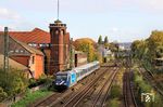 101 128 mit Ersatzzug RE 22616 von Hamm (Westf) nach Venlo/NL im Bahnbiotop in Wuppertal-Unterbarmen. (18.10.2025) <i>Foto: Wolfgang Bügel</i>