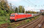 101 083 und 101 069 schleppen einen defekten ICE 2 (BR 402) zum ICE-Werk nach Köln-Nippes in Wuppertal-Elberfeld ab. (18.10.2025) <i>Foto: Wolfgang Bügel</i>