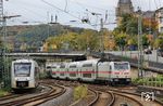 146 552 fährt mit IC 1749 (Stuttgart - Dortmund) in Wuppertal Hbf ein. Parallel erreicht VT 12.12.01 als S 7 nach Remscheid den Bahnhof. (19.10.2025) <i>Foto: Wolfgang Bügel</i>
