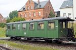Seit der Eröffnung der Schmalspurbahn waren dort immer um die 30 Personenwagen stationiert. Erst nachdem ab 1966 diverse Teilstücke stillgelegt worden waren, war die Zahl an Personenwagen rückläufig. Nach der Stilllegung der Bahn wurden die Fahrzeuge an andere Dienststellen abgegeben, als Basis für Reko-Wagen verwendet oder verschrottet. Zu den geretteten und restaurierten Originalwagen gehört der Wagen-Nr. 970-369 (ex Gattung 720 der Königlich Sächsischen Staatseisenbahnen), Baujahr 1913 mit Holzbeplankung. (28.09.2025) <i>Foto: Andreas Höfig</i>