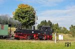 99 582 der Museumsbahn Schönheide auf der Fahrt nach Stützengrün-Neulehn in Schönheide Mitte. (28.09.2025) <i>Foto: Andreas Höfig</i>