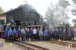 Was wäre eine Museumsbahn ohne die vielen ehrenamtlichen Helfer, die sich hier vor dem Lokschuppen in Schönheide Mitte präsentieren? Mit Stolz können die Mitglieder der Museumbahn Schönheide auf das Erreichte zurückblicken. Sie haben es geschafft, dass die Schmalspurstrecke in Teilen wieder länger in Betrieb ist, als sie stillgelegt war. Wie alle Museumsbahnen kämpfen sie aber mit den steigenden Kosten. So verteuerten sich die Steinkohlelieferungen für den Dampfbetrieb mittlerweile auf über 800,00 €/t. Die Kosten werden sich noch weiter erhöhen, z.B. aus der CO²-Steuer, die alle Endverbraucher bezahlen müssen. Daher ist jede Unterstützung für die Bahn willkommen. (28.09.2025) <i>Foto: Andreas Höfig</i>