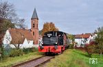 V 20 051 mit RB 74202 nach Bundenthal-Rumbach auf der sog. Wieslauterbahn an der katholischen Pfarrkirche Heilig Kreuz in Bruchweiler-Bärenbach. Im September 1966 war der reguläre Personenverkehr hier eingestellt worden. (18.10.2025) <i>Foto: Zeno Pillmann</i>